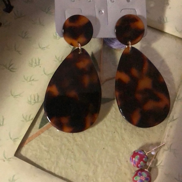Jewelry - NWT Gorgeous Chestnut Brown Drop Fashion Earrings